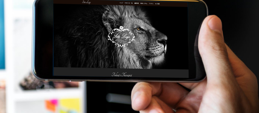 自社オリジナルのホームページ「美コレ」を見ている